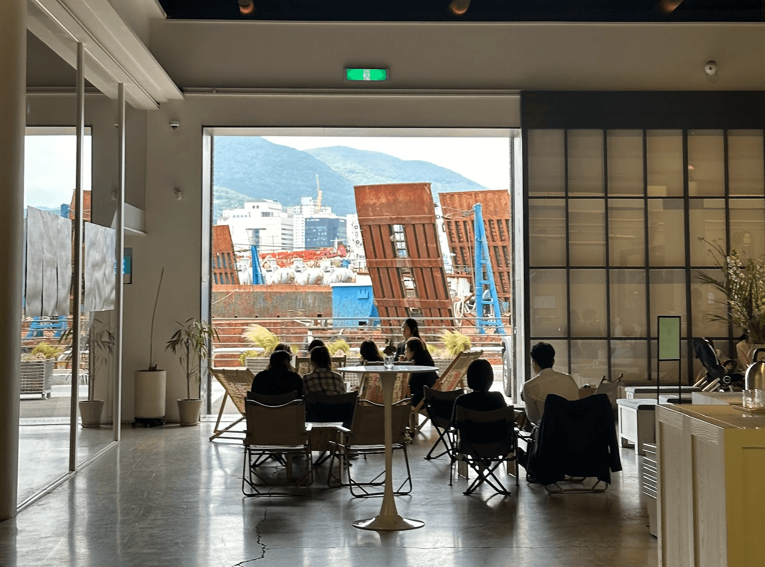 Momos roastery cafe in Yeongdo